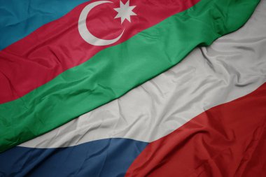 Czech cumhuriyetinin renkli bayrağını ve Azerbaijan 'ın ulusal bayrağını sallıyordu. makro