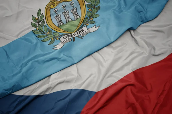 Κυματίζει Πολύχρωμη Σημαία Της Δημοκρατίας Της Τσεχίας Και Εθνική Σημαία — Φωτογραφία Αρχείου