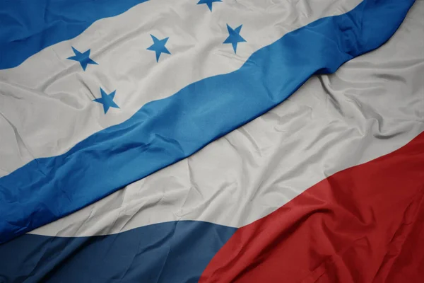 Machając Barwną Flagą Republiki Czeskiej Flagą Narodową Hondurasu Makro — Zdjęcie stockowe