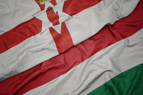 Magyarország Színes Zászlaját Lobogtatva Észak Írország Nemzeti Lobogóját Lobogtatva Makroszintű — Stock Fotó