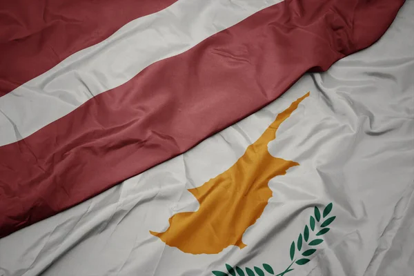 Színes Ciprusi Zászlót Lobogtatva Latviai Nemzeti Zászlót Lobogtatva Makroszintű — Stock Fotó