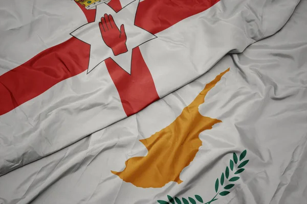 Κυματίζει Πολύχρωμη Σημαία Της Κύπρου Και Εθνική Σημαία Της Βόρειας — Φωτογραφία Αρχείου