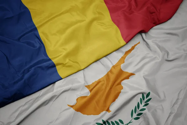 Machając Kolorową Flagą Cypru Flagą Narodową Rumunii Makro — Zdjęcie stockowe