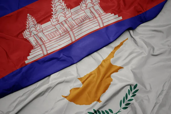 Sie Schwenken Die Bunte Fahne Zyperns Und Die Nationalflagge Kambodschas — Stockfoto