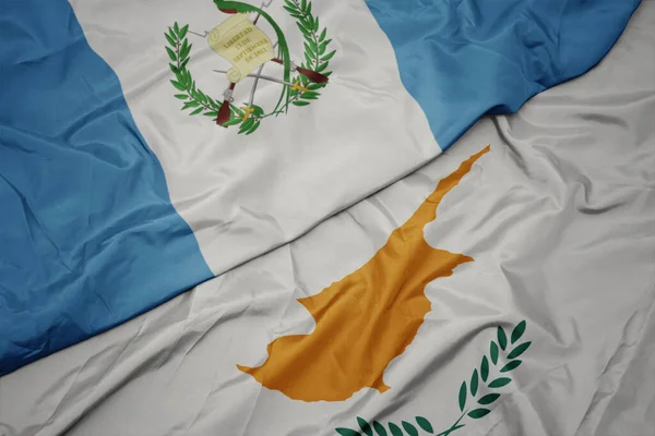 キュプロスのカラフルな旗とグアテマラの国旗を振っています マクロ — ストック写真