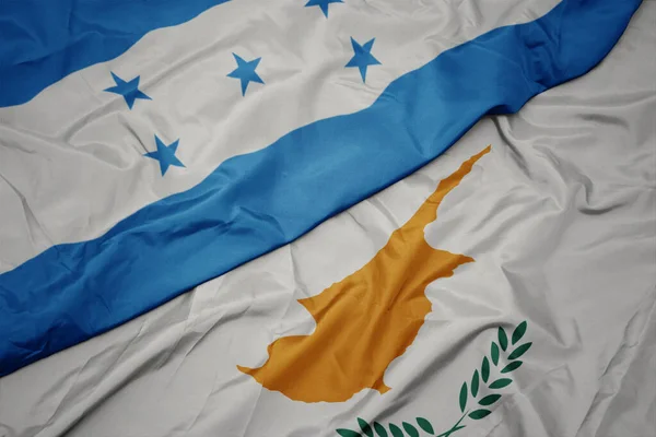 Κυματίζει Πολύχρωμη Σημαία Της Κύπρου Και Εθνική Σημαία Της Honduras — Φωτογραφία Αρχείου