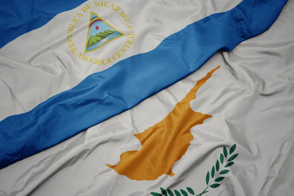 Κυματίζει Πολύχρωμη Σημαία Της Κύπρου Και Εθνική Σημαία Της Νικαράγουα — Φωτογραφία Αρχείου