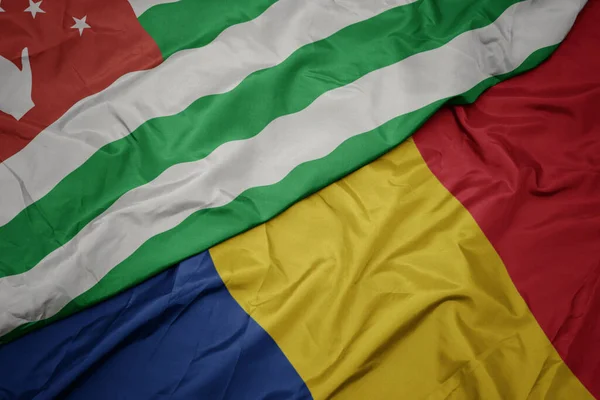 飘扬着五彩缤纷的罗曼蒂亚国旗和阿博卡齐亚国旗 — 图库照片