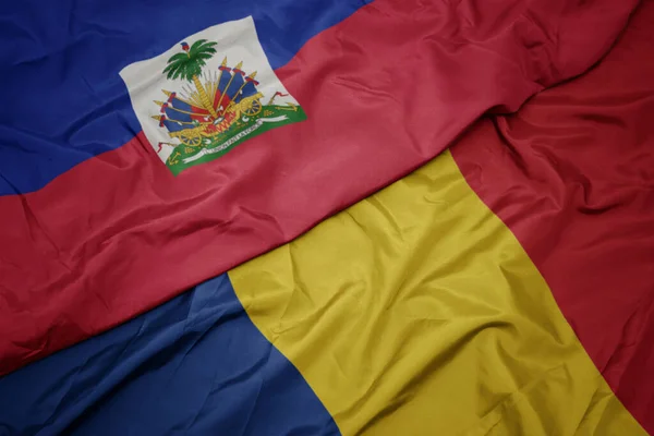 Κυματίζει Πολύχρωμη Σημαία Της Ρουμανίας Και Εθνική Σημαία Της Αϊτής — Φωτογραφία Αρχείου