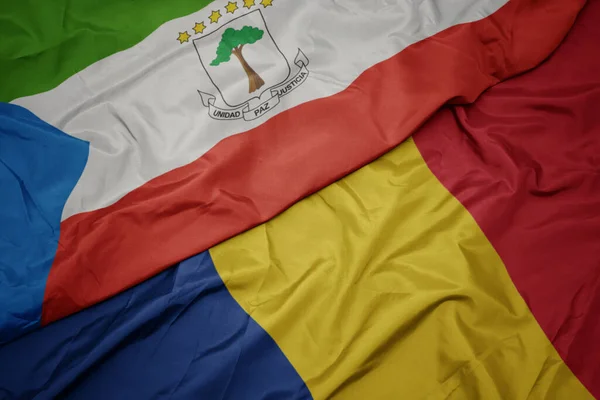Махаючи Різнокольоровим Прапором Румунії Національним Прапором Екваторіальної Гінеї Макрос — стокове фото
