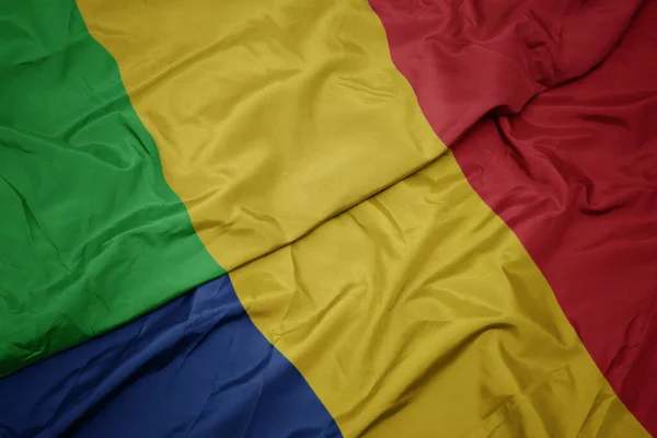 Machając Kolorową Flagą Rumunii Flagą Narodową Malajów Makro — Zdjęcie stockowe