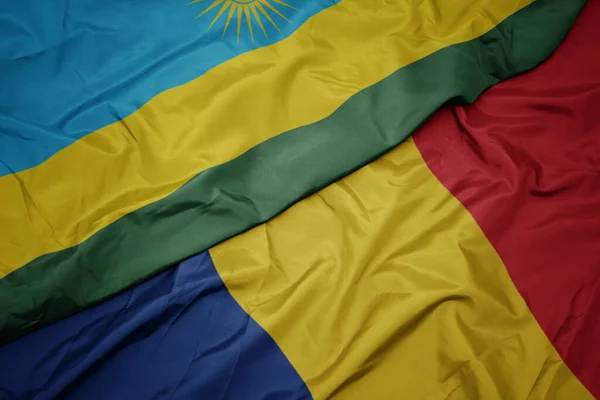 Színes Romániai Zászlót Lobogtatva Ruandai Nemzeti Zászlót Lobogtatva Makroszintű — Stock Fotó