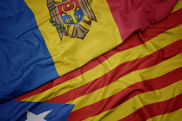 Махаючи Барвистим Прапором Каталонії Національним Прапором Молдової Макрос — стокове фото