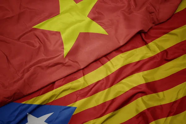 飘扬着五彩缤纷的加泰罗尼亚国旗和越南国旗 — 图库照片