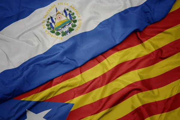 飘扬着五颜六色的加泰罗尼亚国旗和萨尔瓦多国旗 — 图库照片
