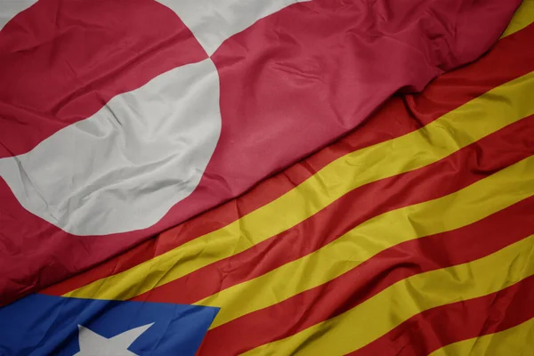 Размахивая Красочным Флагом Каталонии Национальным Флагом Гренландии Macro — стоковое фото