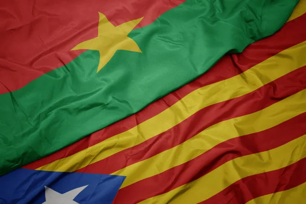 Sie Schwenken Die Bunte Flagge Kataloniens Und Die Nationalflagge Der — Stockfoto