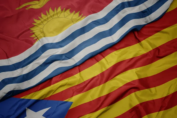 飘扬着五彩缤纷的加泰罗尼亚旗帜和基里巴斯国旗 — 图库照片