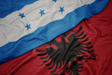 Albania 'nın renkli bayrağı ve Honduras' ın ulusal bayrağı sallanıyor. makro