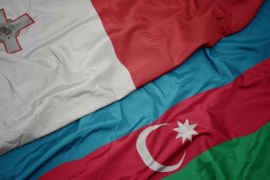 Azerbaijan 'ın renkli bayrağı ve Malta' nın ulusal bayrağı sallanıyor. makro