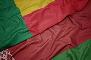 Beyaz Rusya bayrağı ve ulusal benlik bayrağı sallıyordu. makro