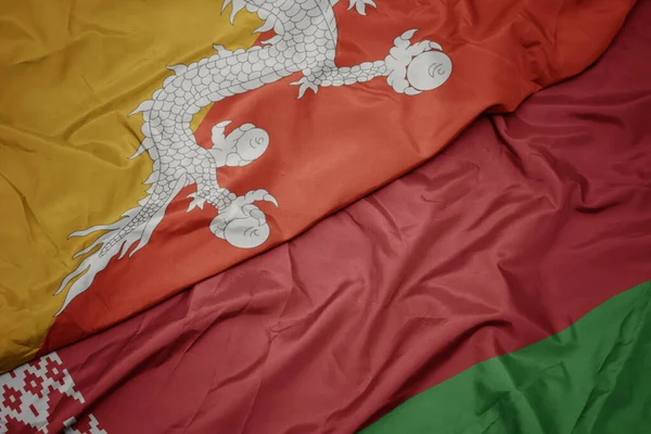 Machając Barwną Flagą Belaru Narodową Flagą Bhutanu Makro — Zdjęcie stockowe