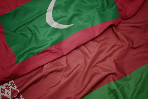 Махаючи Різнокольоровим Прапором Беларуса Національним Прапором Мальдів Макрос — стокове фото