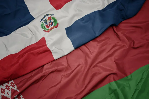 Machając Barwną Flagą Belaru Narodową Flagą Dominikany Makro — Zdjęcie stockowe