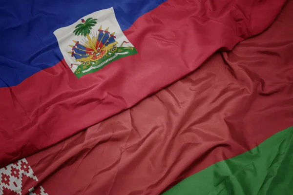 Κυματίζει Πολύχρωμη Σημαία Του Belarus Και Εθνική Σημαία Του Haiti — Φωτογραφία Αρχείου