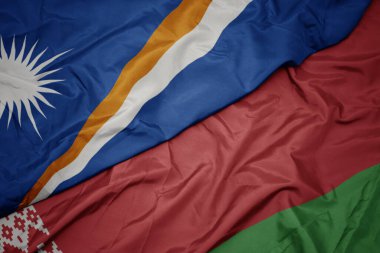 Beyaz Rusya bayrağı ve Marshall Adaları bayrağı sallıyordu. makro