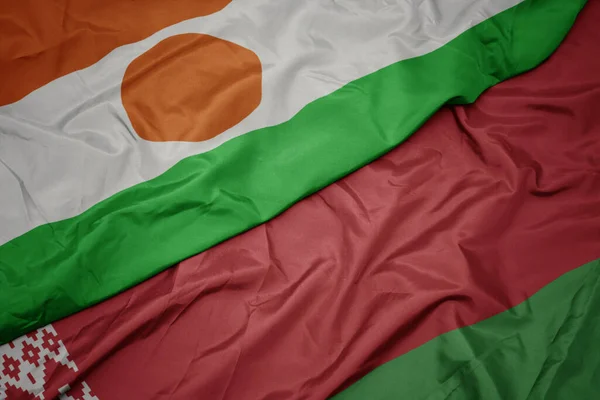 Κυματίζει Πολύχρωμη Σημαία Του Belarus Και Την Εθνική Σημαία Του — Φωτογραφία Αρχείου