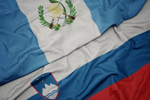 Κυματίζει Πολύχρωμη Σημαία Της Σλοβένια Και Εθνική Σημαία Της Guatemala — Φωτογραφία Αρχείου