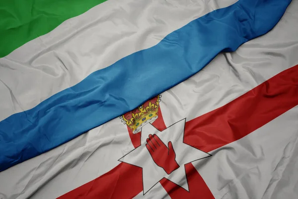 Размахивая Красочным Флагом Северной Ирландии Национальным Флагом Сьерра Леоне Macro — стоковое фото