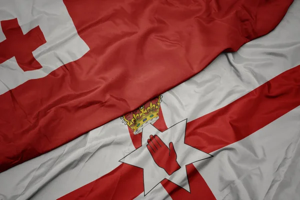 Észak Írország Színes Zászlaját Lobogtatva Tonga Nemzeti Lobogóját Lobogtatva Makroszintű — Stock Fotó