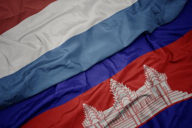 Kamboçya 'nın renkli bayrağı ve Lüksemburg' un ulusal bayrağı sallanıyor. makro