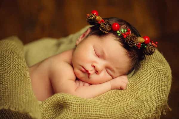 Gyönyörű újszülött alvó baba lány fonott kosár, fából készült háttér — Stock Fotó