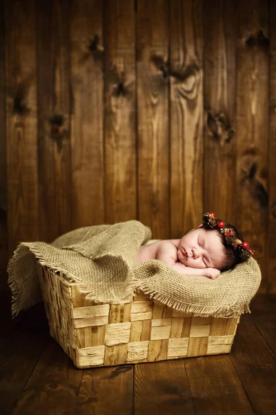 Frumos nou-născut dormind fetiță în coș de răchită pe un fundal din lemn — Fotografie, imagine de stoc