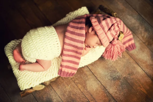 De baby slaapt in houten sleeën. New years Eve — Stockfoto