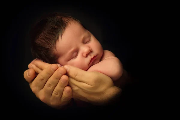 Neugeborenes in Großaufnahme in die Hand des Vaters genommen - schwarz-weiß — Stockfoto