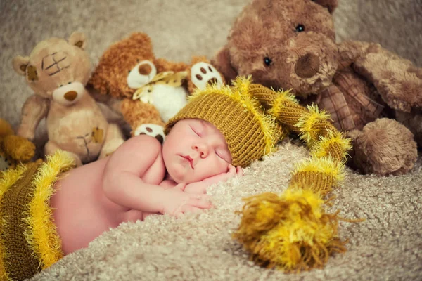 Bebê recém-nascido dormindo em brinquedos fundo . — Fotografia de Stock