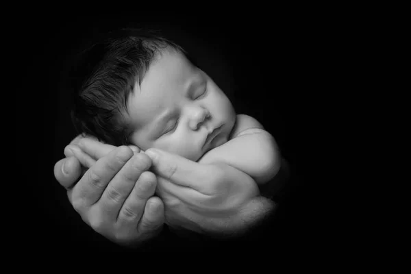 Neugeborenes in Großaufnahme in die Hand des Vaters genommen - schwarz-weiß — Stockfoto