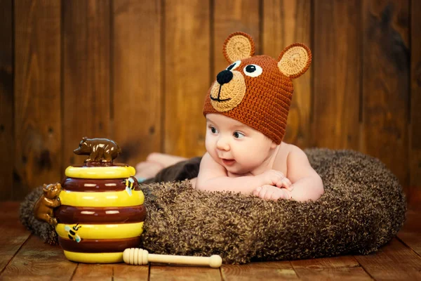 刚出生的婴儿，戴着针织帽熊. — 图库照片