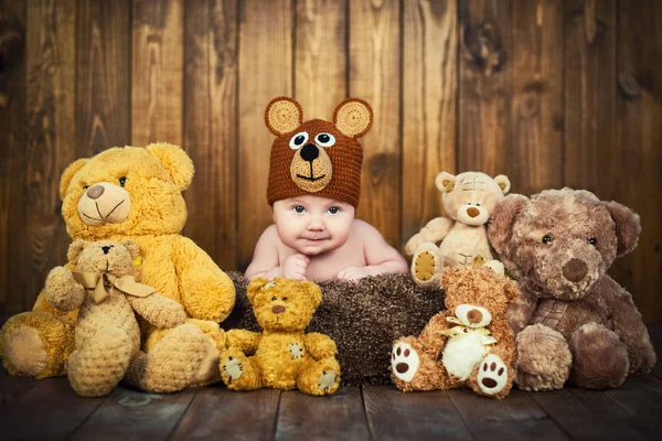 Yeni doğan bebek örgü şapkalı ayılar.