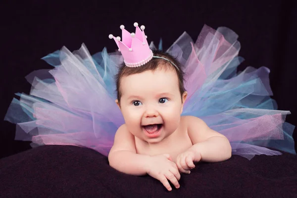 Portrét novorozené holčičky s úsměvem v růžové koruny — Stock fotografie