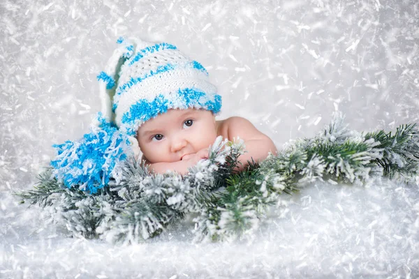 Bebé recién nacido con una gorra de punto. Fondo de nieve — Foto de Stock