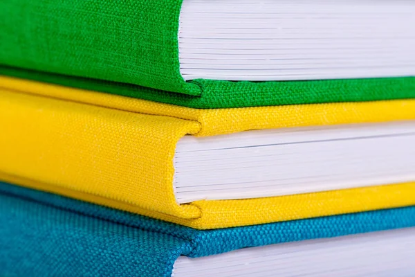 Cubierta textil de libro multicolor. Fotolibros sobre fondo blanco . —  Fotos de Stock