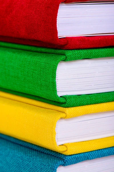 Cubierta textil de libro multicolor. Fotolibros sobre fondo blanco . —  Fotos de Stock