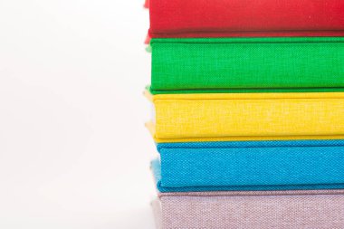 Çok renkli kitap Tekstil kapağı. Photobooks beyaz bir arka plan üzerinde.