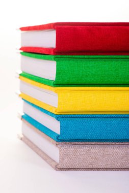 Çok renkli kitap Tekstil kapağı. Photobooks beyaz bir arka plan üzerinde.
