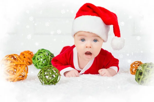 Divertido bebé de Navidad en traje de Papá Noel acostado sobre fondo blanco —  Fotos de Stock